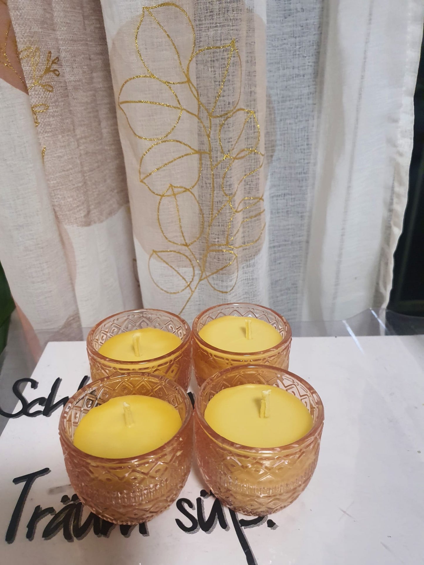 Bienenwachskerze im Schale
